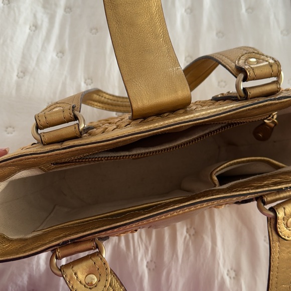 Michael Kors basket weave bag. Gold - Picture 5 of 9